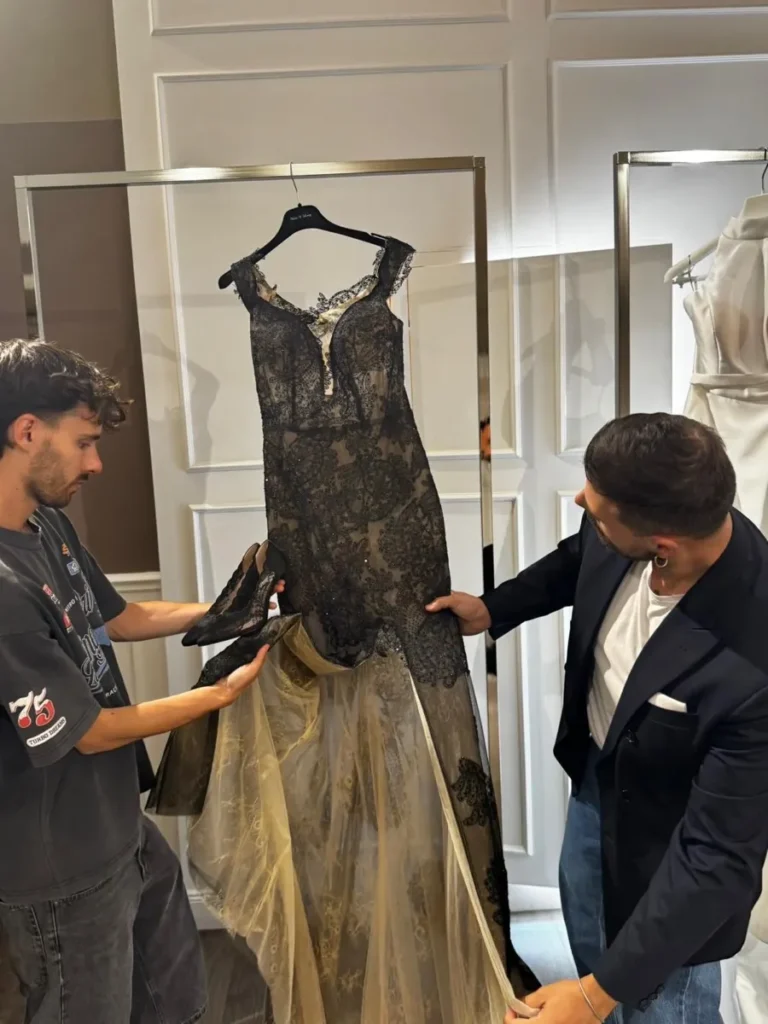 In atelier: l'abbinamento fra le scarpe in pizzo nero e l'abito ricamato