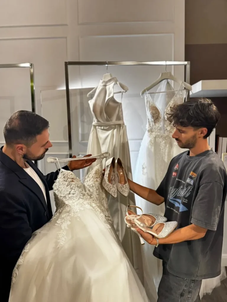 In atelier: la scelta delle scarpe accanto agli abiti da sposa