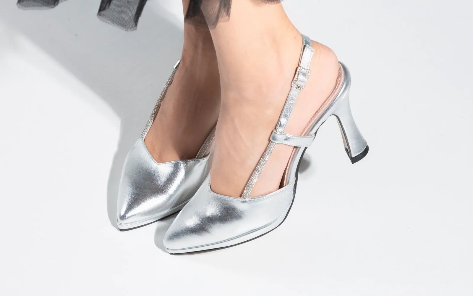 Slingback Candida Plateau Argento con il listino di strass a T, sotto una gonna di tulle nero