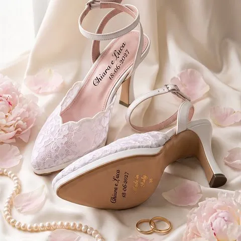 Coppia di décolleté da sposa Neve Sposa in pizzo bianco con i nomi Chiara e Luca e la data 18-06-2027 sul sottopiede e sulla suola, «Made in Italy» e numero in oro: immagine di presentazione