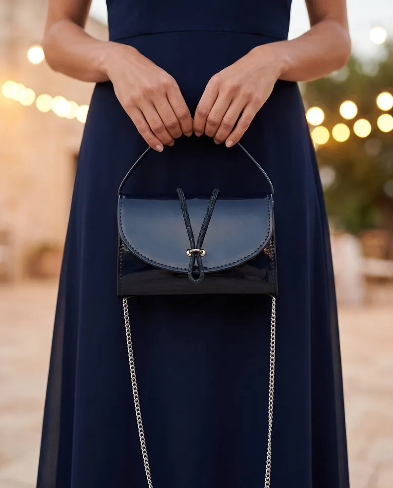 Corolla Blu Notte portata a mano a una cerimonia in Puglia