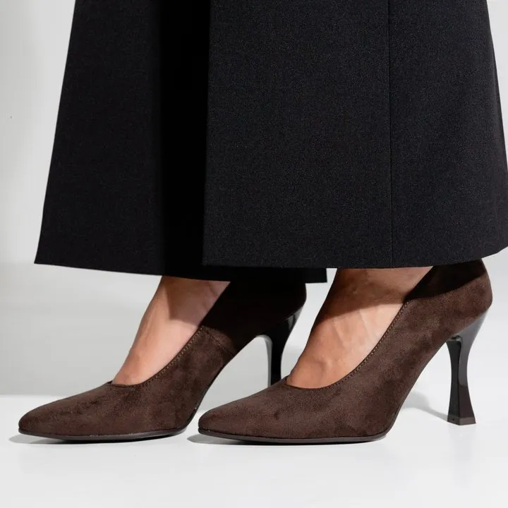 Décolleté Perla Testa Moro in camoscio sotto un pantalone nero