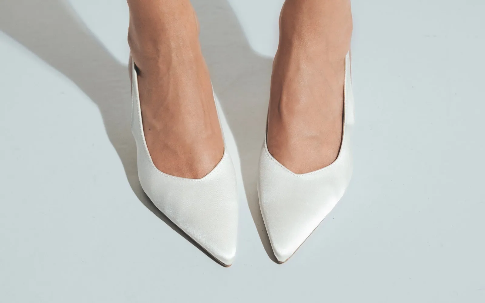 Un paio di décolleté da sposa visto dall'alto, i piedi uniti