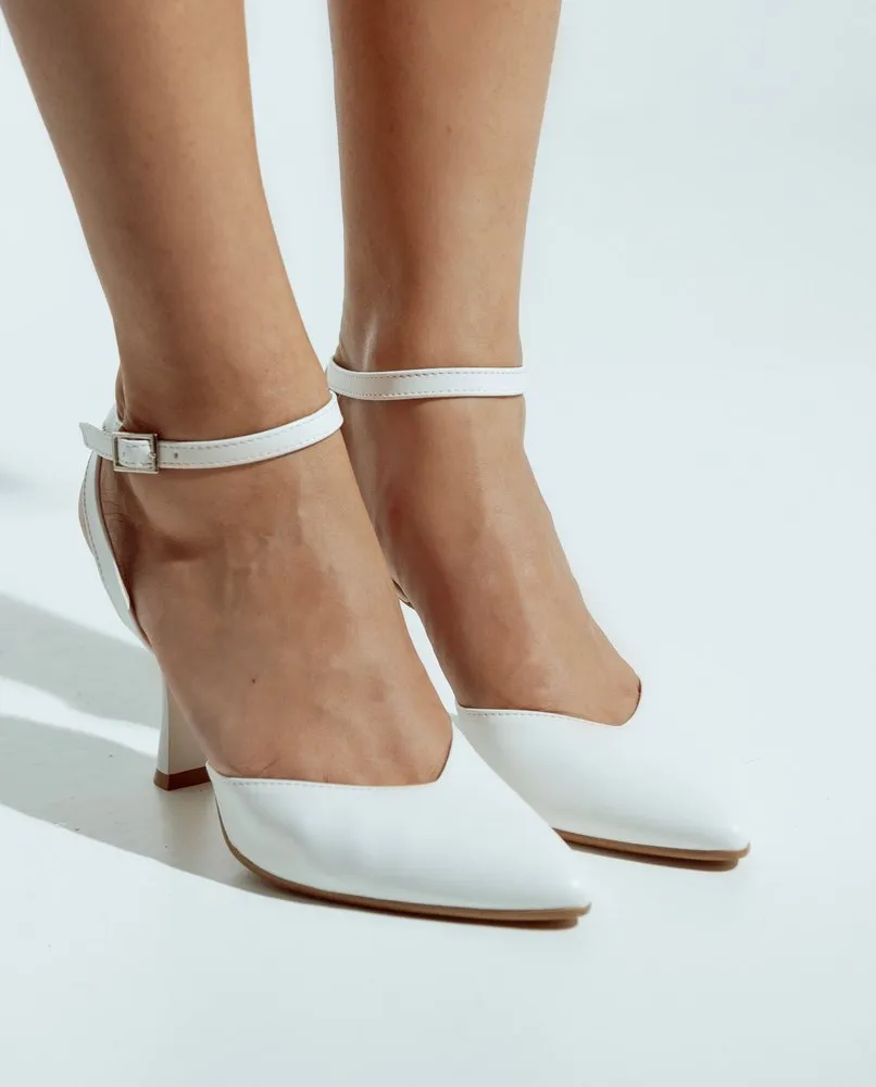 Elena aux pieds de la mariée, escarpin lisse avec bride à la cheville : photo de la séance de l'atelier
