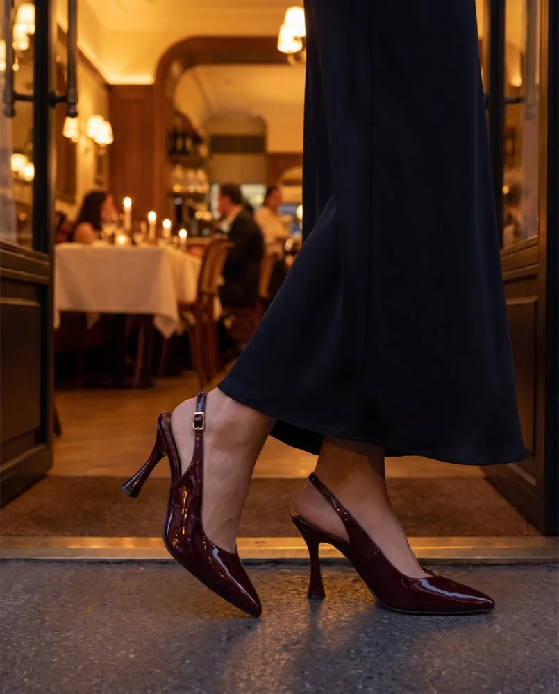 Etherea Bordeaux indossata a una cena serale, slingback in vernice bordeaux