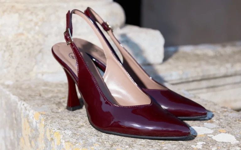Slingback Etherea Bordeaux in vernice appoggiate su una base di pietra