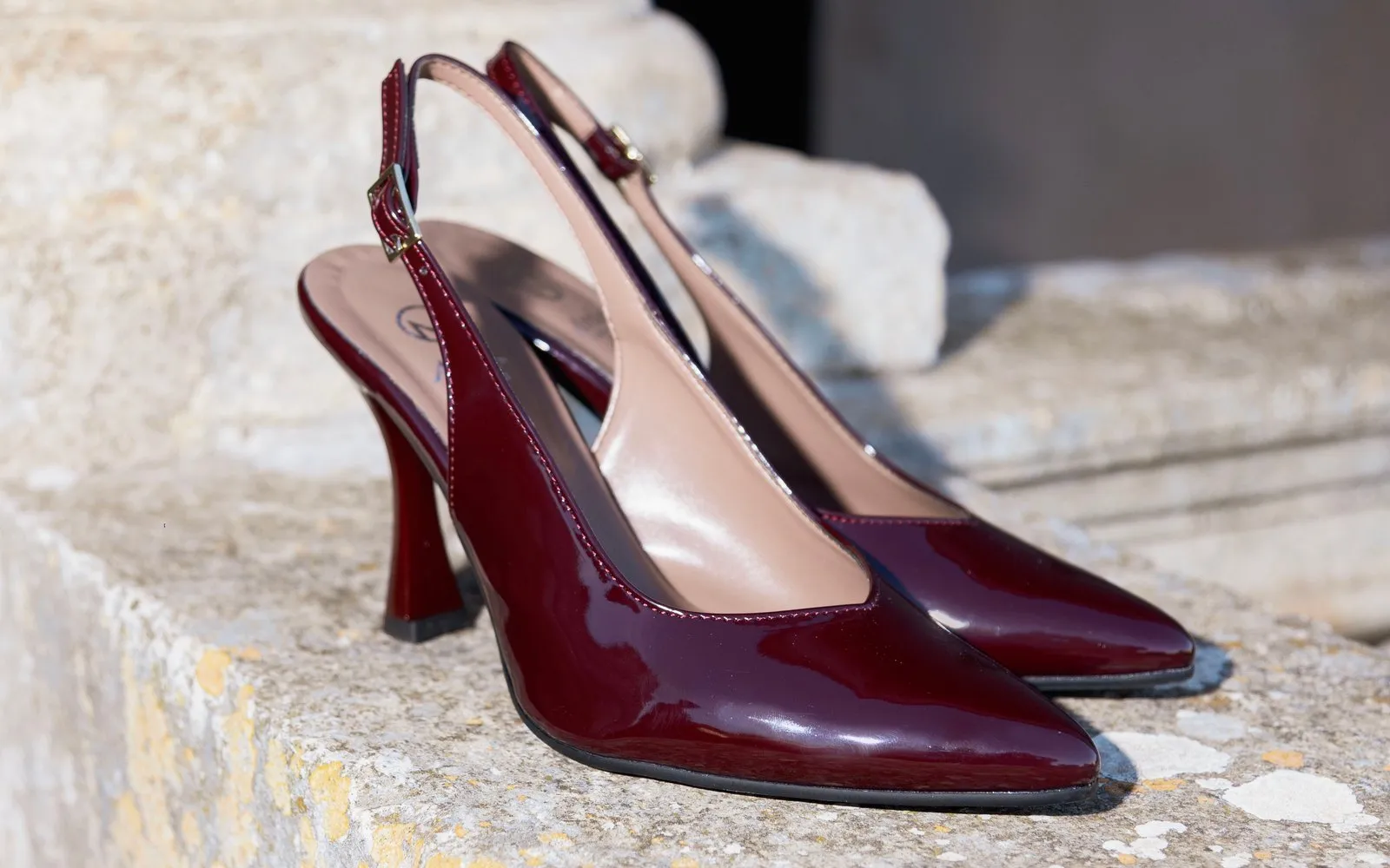Slingback Etherea Bordeaux in vernice appoggiate su una base di pietra