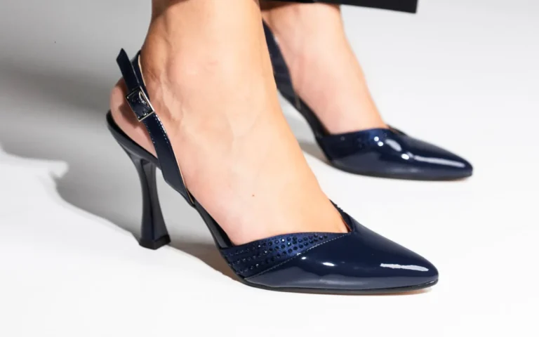 Slingback Gelsomina in vernice blu notte con la fascia di strass, sotto un pantalone nero ampio