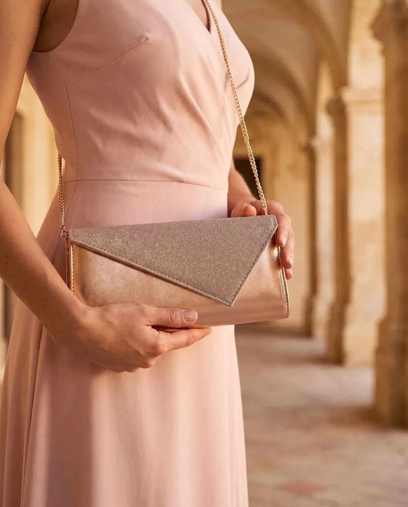 Lanterna Rosa Gold portata a mano a una cerimonia in Puglia