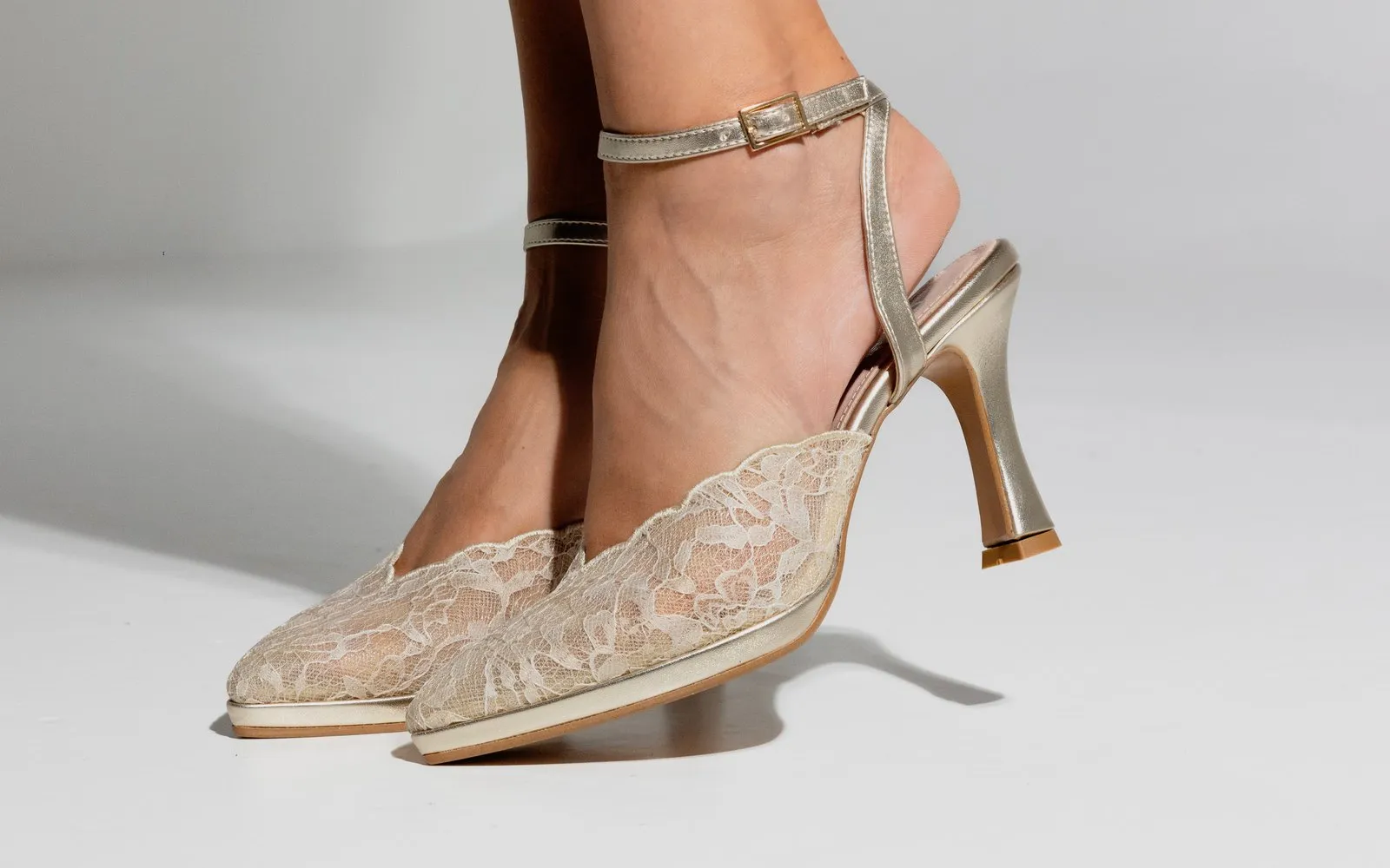 Slingback Neve Platino in pizzo con cinturino alla caviglia, indossate