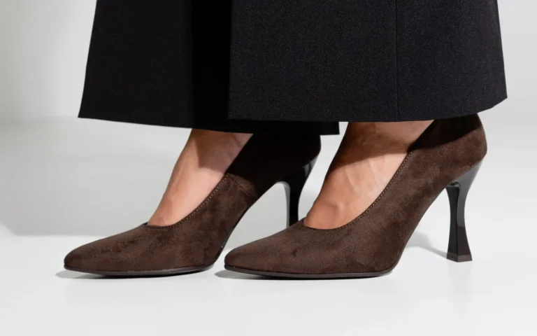 Décolleté in camoscio Perla Testa Moro sotto un pantalone nero a zampa