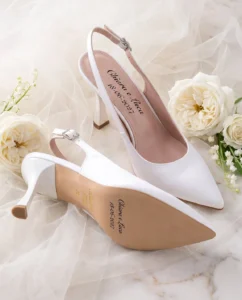 Coppia di slingback Etherea Sposa in raso bianco con i nomi Chiara e Luca e la data 18-06-2027 sul sottopiede e sulla suola, «Made in Italy» e numero in oro: immagine di presentazione