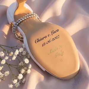 Suola in cuoio del sandalo gioiello da sposa Ortensia in raso bianco con i nomi Chiara e Luca, la data 18-06-2027, «Made in Italy» e il numero 38 in oro: immagine di presentazione