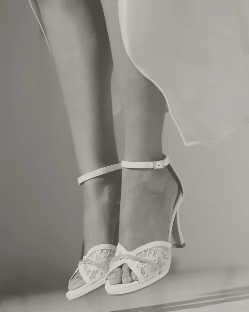 Sandalo da sposa in pizzo con la punta aperta e il cinturino alla caviglia: foto in bianco e nero