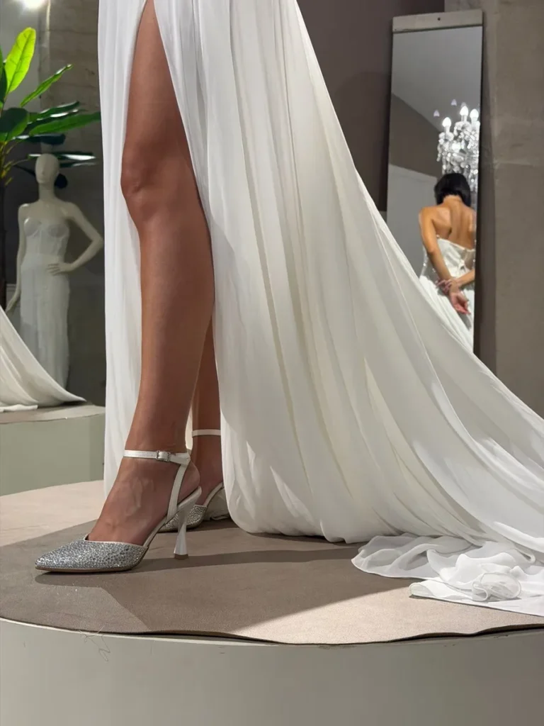Sandalo da sposa con strass durante una prova in atelier