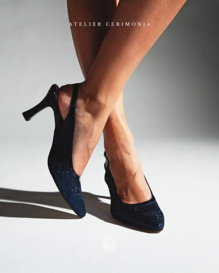 Slingback da cerimonia blu notte, fotografia di studio