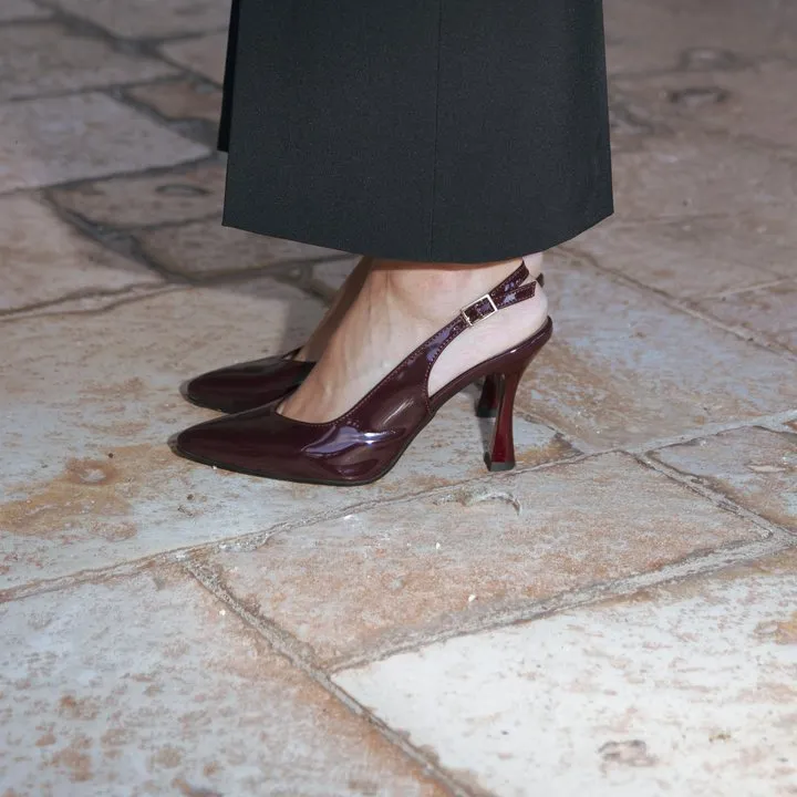 Slingback Etherea Bordeaux in vernice lucida sul pavimento di pietra