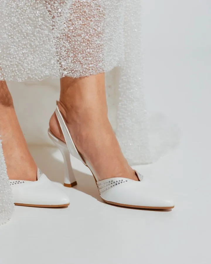 Slingback da sposa Gelsomina in bianco con il listino di brillantini, sotto l'abito