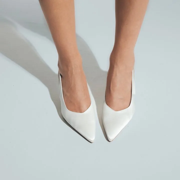 Slingback da sposa in raso bianco con la punta sfilata, ai piedi