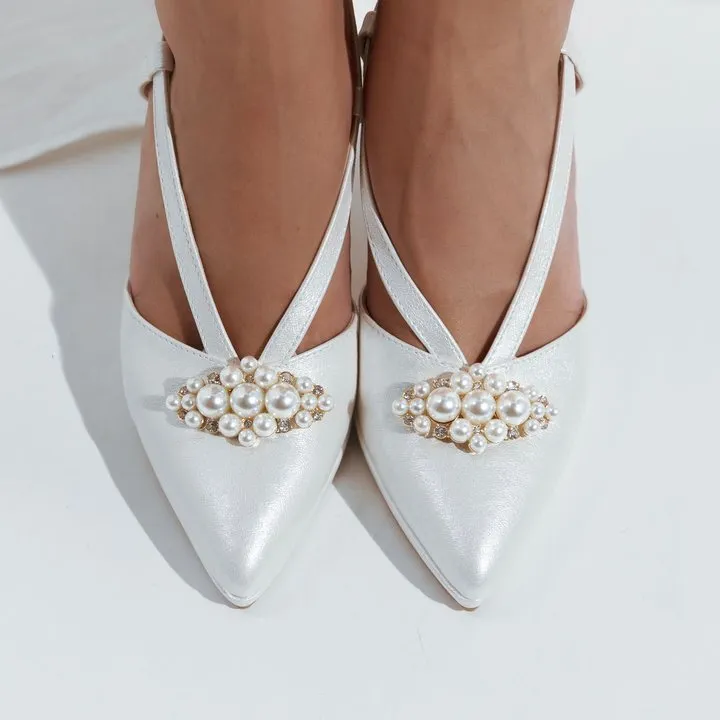 Le spille di perle e strass sulle punte della slingback da sposa Fresia
