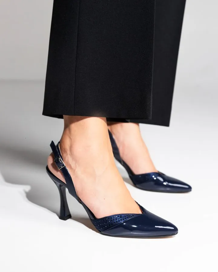 La stessa slingback Gelsomina in vernice blu notte, sotto un pantalone nero